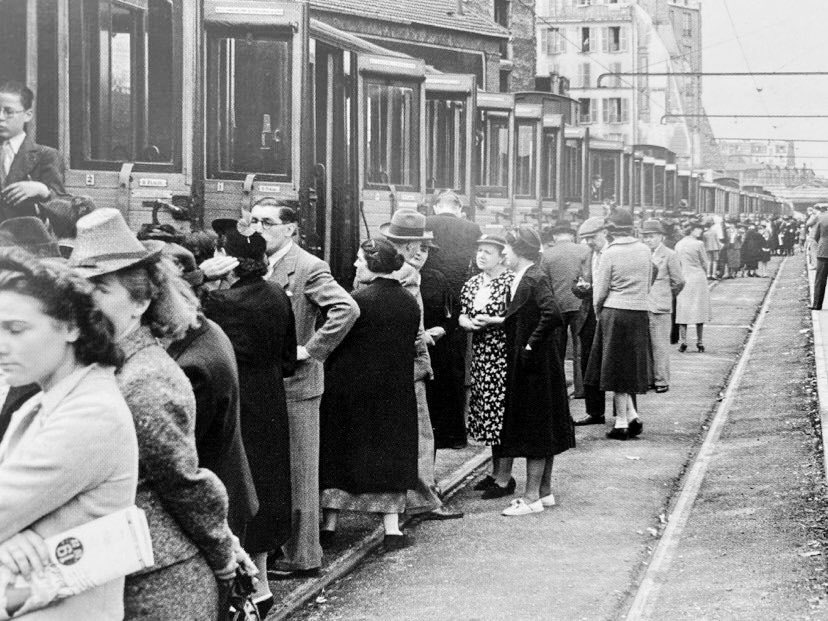 C’est également en 1937 pour l’inauguration de la gare de Maine Départ que la caténaire 1500V (toujours en usage) atteint la gare et permet notamment l’arrivée des automotrices électriques inox Z3700 aux côtés des machines vapeurs . Pile pour les congés payés  !...