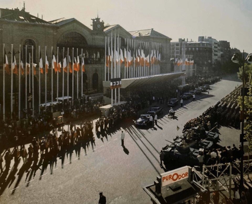 20 ans plus tard en 1964, le Général De Gaulle, devenu Président de la République, commémore fièrement l’événement dans sa tenue militaire de circonstance devant l’ancienne gare, à qui il ne reste plus longtemps à vivre...