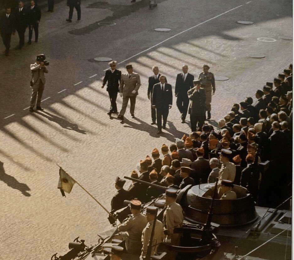 20 ans plus tard en 1964, le Général De Gaulle, devenu Président de la République, commémore fièrement l’événement dans sa tenue militaire de circonstance devant l’ancienne gare, à qui il ne reste plus longtemps à vivre...