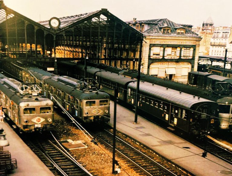 Mais entre temps la Gare Montparnasse fut le théâtre d’une belle complémentarité entre les 3 modes de tractions existants (vapeur, diesel et électrique). Après la guerre elle reçut les nouvelles automotrices Z5100, les locomotives BB9200 ou encore l’Autorail Picasso ! 