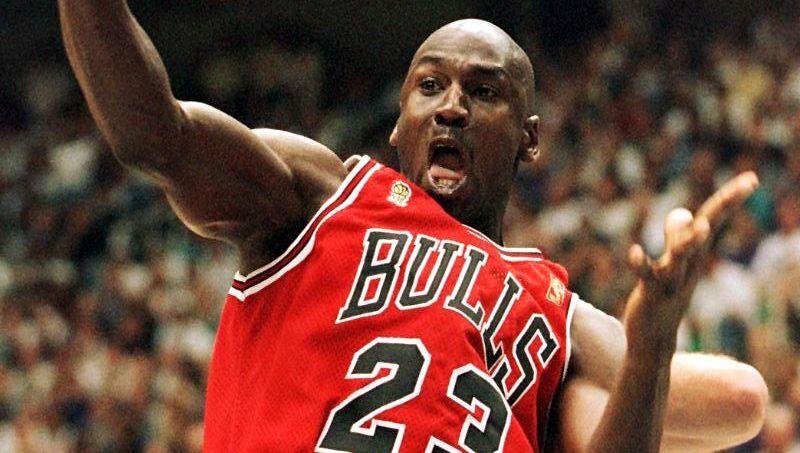 franceinter's tweet image. Des images inédites filmées dans l&apos;intimité du vestiaire des Bulls lors de la saison 97-98 du légendaire #MichaelJordan : c&apos;est #TheLastDance une série documentaire à voir sur @netflix 
franceinter.fr/emissions/capt…