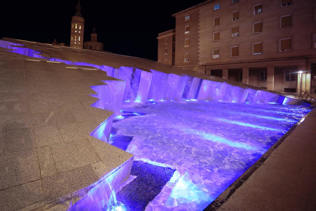 zaragoza_es's tweet photo. Como ya os contamos, Zaragoza se suma a la campaña #Makeitblue, que ilumina de azul fuentes o edificios en apoyo al personal que trabaja cada día en primera línea contra el #COVID19.
Hoy os dejamos la foto de la Fuente de la Hispanidad, acompañada de un fuerte aplauso 💙👏👏👏👏 https://t.co/48At2JazHM