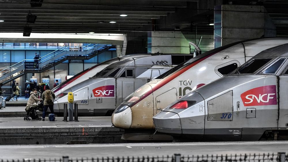 [ #THREAD] Bonsoir Twitter , saviez vous que la Gare de Paris Montparnasse n’a pas toujours été une trépidante cathédrale de béton dédiée au TGV ? D’abord à l’air libre, au centre de l’histoire du 20eme siècle et pas à la même place , Focus sur une gare atypique...