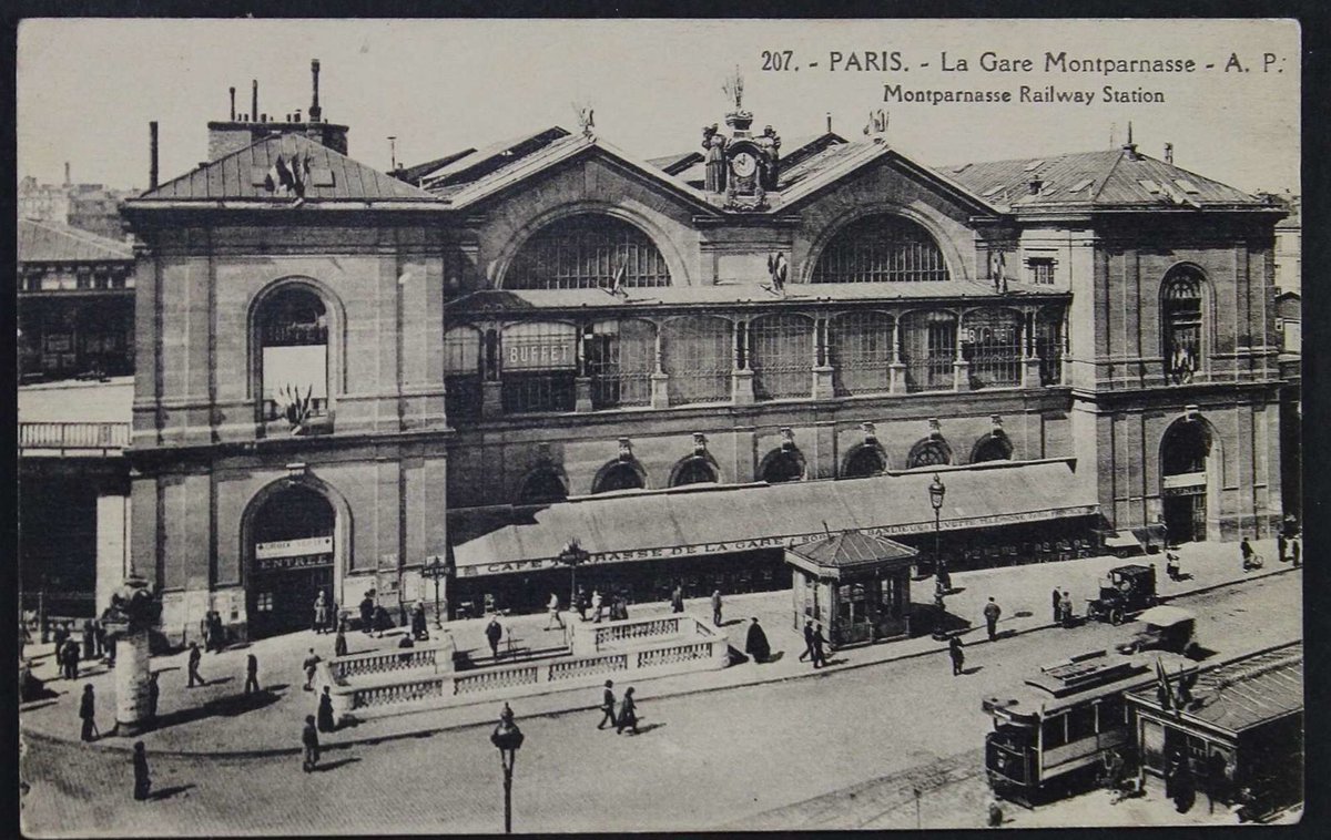 L’histoire de la Gare Montparnasse commence en 1852 avec la Compagnie de l’Ouest (privée), elle est le point de départ et d’arrivée principal des trains desservant l’Ouest de la France.Elle bascule ensuite à l’Etat en 1909 puis à la SNCF en 1938  .