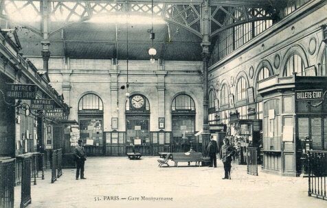 L’histoire de la Gare Montparnasse commence en 1852 avec la Compagnie de l’Ouest (privée), elle est le point de départ et d’arrivée principal des trains desservant l’Ouest de la France.Elle bascule ensuite à l’Etat en 1909 puis à la SNCF en 1938  .