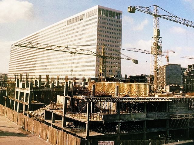 Ce fut le 26 Septembre 1965 avec le départ de l’omnibus de 00h50 pour Versailles que la fermeture de la gare historique fut effective. Entre temps également la Gare de Maine Départ et son quartier s’étaient métamorphosés pour devenir la future Gare Montparnasse. 