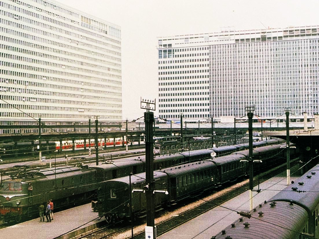 L’inauguration de la nouvelle Gare Montparnasse eut lieue en 1969, en même temps que la démolition de l’ancienne . Les journalistes la qualifièrent alors de « Gare Aéroport à la pointe du progrès » tandis que le matériel roulant n’avait pas vraiment évolué...