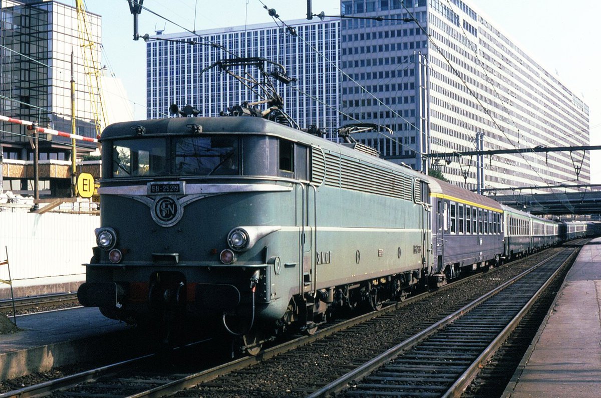 Un coup d’accélérateur sur ce sujet fut heureusement donné peu après.La traction vapeur fit ses adieux fin 1968  et ce fut l’arrivée en masse des locomotives électriques BB25200, BB25500, BB8500 (...). Mais aussi Diesel CC72000, AIA68000 et BB67300/400 (...) ! 