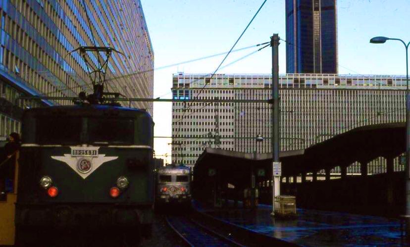 La Tour Montparnasse n’eut cesse de grandir depuis le début de sa construction sur les ruines de la Gare historique et de son viaduc en 1969. Haute de 210 mètres, elle fut achevée et inaugurée en 1973 en même temps que le centre commercial qui la jouxte. 