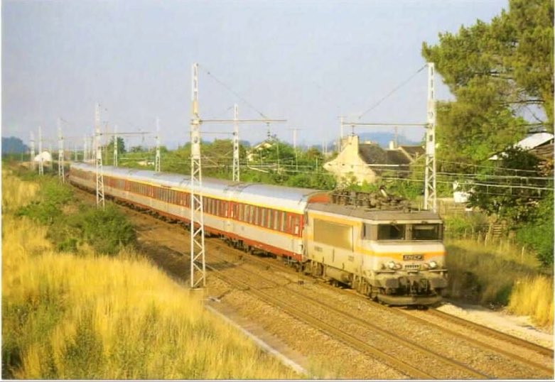 En 1972 « l’opération 160 » est lancée sur des trains Paris-Nantes abattus en 3h05 avec des CC72000. En 1983, toujours sur cette radiale et profitant de nouvelles électrifications en province, est lancé le dernier TEE Jules Verne au crochet des BB22200 aptes à 200km/h !