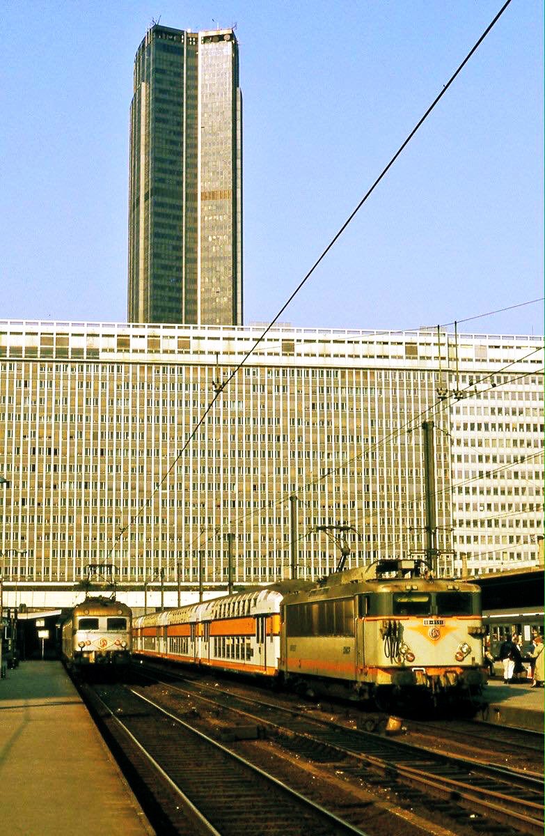 Pendant ce temps sur la banlieue, on a renvoyé le verdâtre et l’inox ancien au rebut. L’arrivée des rames voyageurs VB2N et RIO apporte un peu de couleur même si les Z5100 font de la résistance ! Certaines RIO poussaient même alors jusqu’à Argentan (61) ! 