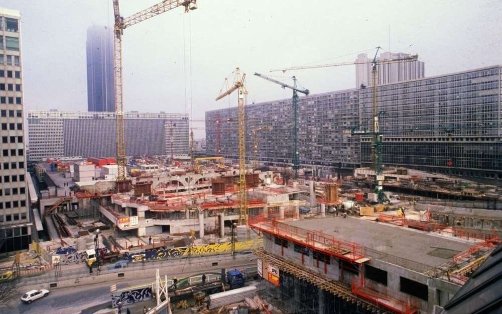 Mais le TGV, arrivé en 1981, et ses instigateurs avaient fait de Montparnasse leur nouvelle cible . L’actuelle Gare Vaugirard ouvrit en 1987 à la place du débarcadère Fret et Montparnasse se mit à entamer sa mue pendant que l’éphémère Jule Verne tirait sa révérence 