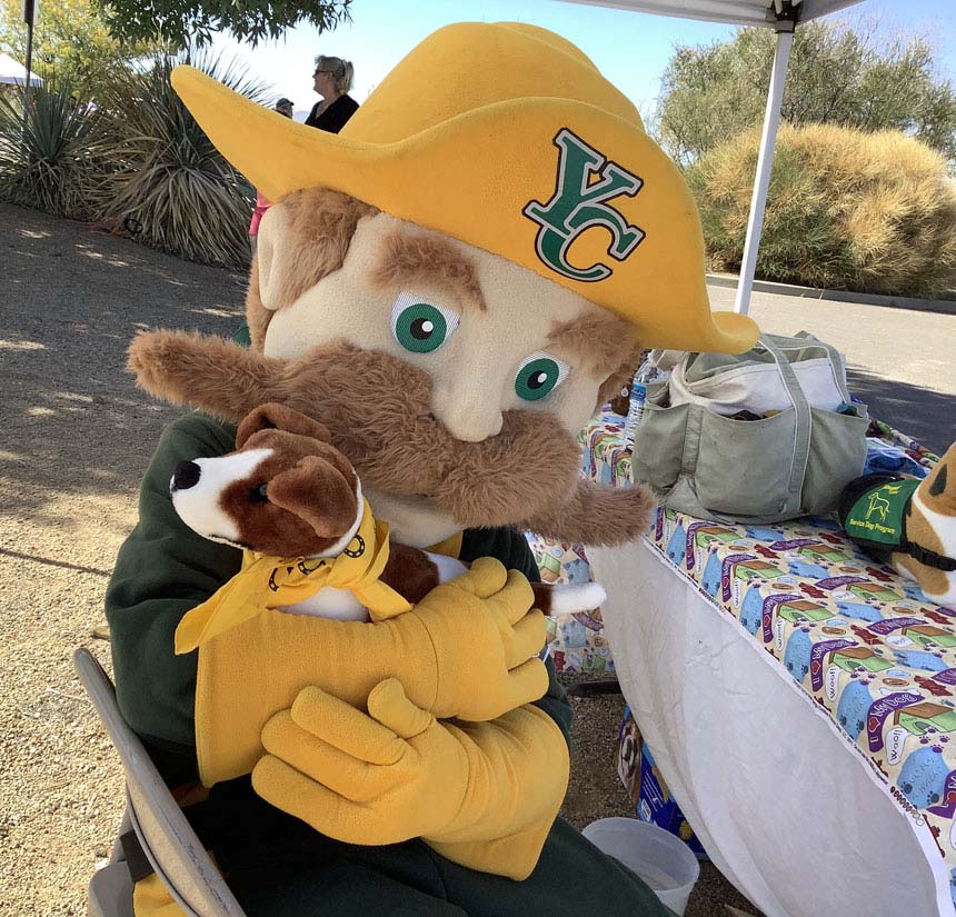 YavapaiCollege's tweet photo. Ruff sends his love with a safe hug.
#Ruff
#ycfamily
#ycstrong
#yccommunity
#YouCanWeCanTogether
#Roughriders
#stayhome
#stopthespread https://t.co/FiToimpD18