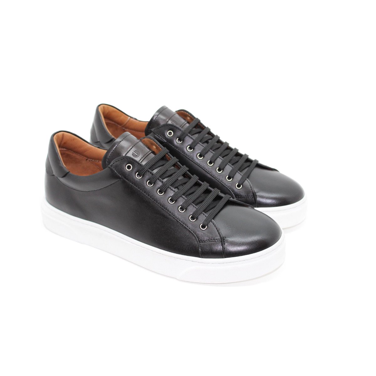 UmberShoes's tweet photo. Nuestro clásico modelo de sneaker, perfecto para cualquier ocasión.

Descubre este modelo y muchos más en la web 💻

•
•

Our classic sneaker model, perfect for every moment.

Discover this model and many more at website 💻

#stayathome #quedateencasa #UmberShoes #Umber #shoes https://t.co/gkg0mtqfXi