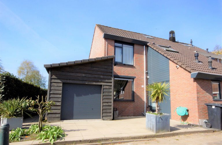 huizen010's tweet photo. Wat een mooie dinsdag! 📌Witte Klaver 52 in #rotterdam  is zojuist mondeling #verkocht 
verkoper  en kopers van harte #gefeliciteerd 
Ook succesvol uw huis verkopen? Bel voor een vrijblijvende afspraak 010-3076340 of check de website https://t.co/xcSMDUIj8k
 #makelaar https://t.co/Mekns7YQzV