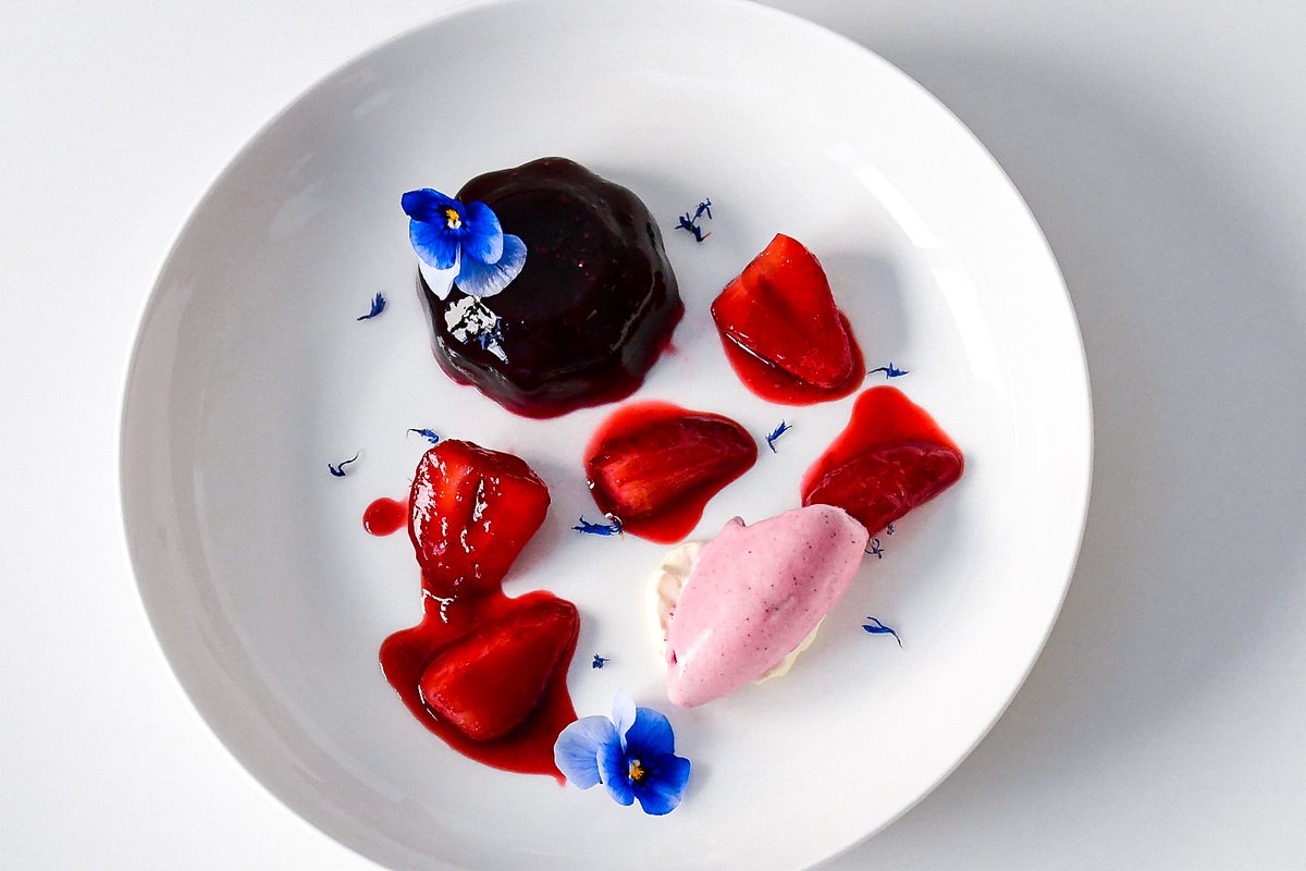 ShwenShwenbyM's tweet photo. This dish absolutely encapsulates summer, it is a celebration of Hibiscus and I'm so pleased with it.
Passionately Bissap Jelly & Icecream. #staysafeeveryone #stayhomesavelives #lookafteryourmentalhealth #keepactive #thingwillgetbetter #mariabradfordkitchen https://t.co/eAtTbH5adO