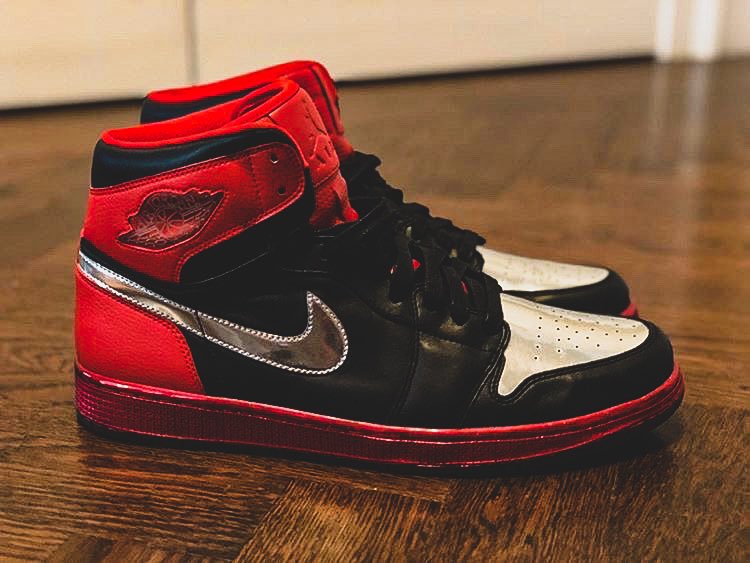 MrUnloved1s's tweet photo. 📸 (ig thelacelegend)
1 of 4 Jordan 1 retro Highs made for @justintimberlake during his #legendsofsummer tour. He gave away most of them in a scavenger hunt like manner during random tour stops. Out of the 4, the moment reflective version of this pair is my favorite. https://t.co/ICWPdxoUct