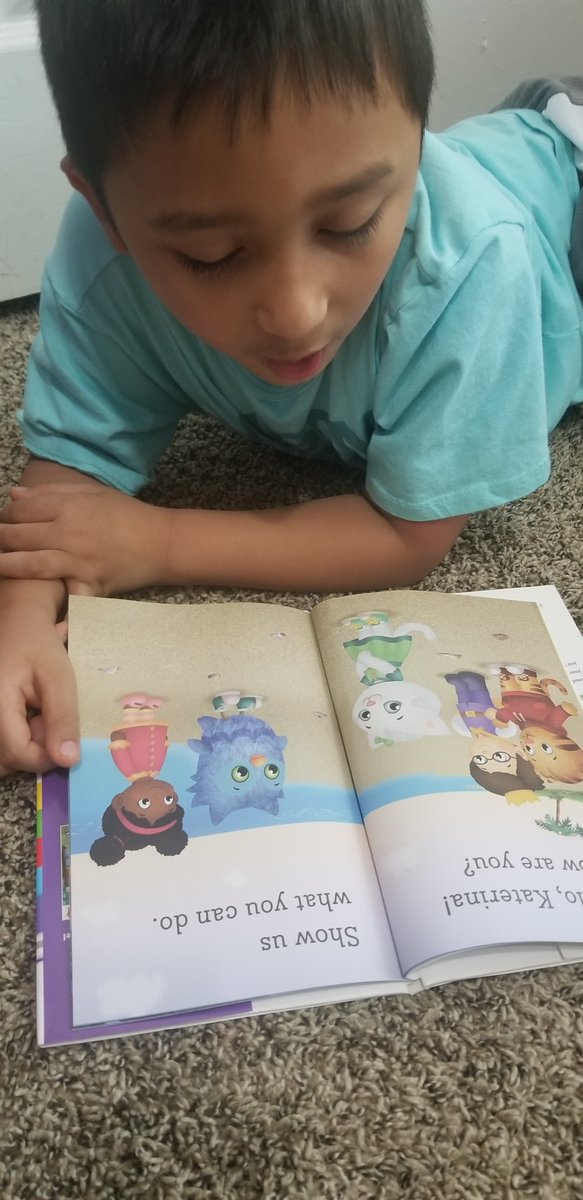 MariaAd86397553's tweet photo. Reading their favorite books @HBGonzalezPLA @DeeAnnaPier #HBGPLAathome #DallasISDCheckIn #GPLAstrong #BuildingScholars https://t.co/uBR8O9UYWM