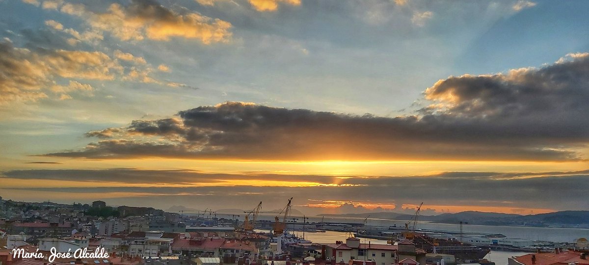 Hola amigos 🙋🏻‍♀️se acaba este Martes de #Abril #SeguimosEnCasa 🏡parece que queda menos...pero aún no tocamos el final #paciencia 🤷🏻‍♀️
Un día más un día menos #Solpor #Vigo 
Hasta mañana 😘 <a href="/SESEIXA/">Seseixa</a> <a href="/GaliciaMaxica/">Galicia Máxica</a> <a href="/Loretofa/">Loreto Fariña</a> <a href="/loves_galicia/">Loves_galicia 🛰️ #fainoengalego</a>  <a href="/alvientooo/">Alberto Ribas</a> <a href="/ManuelDeRoque/">Manuel de Roque</a> @guillerminasogo
