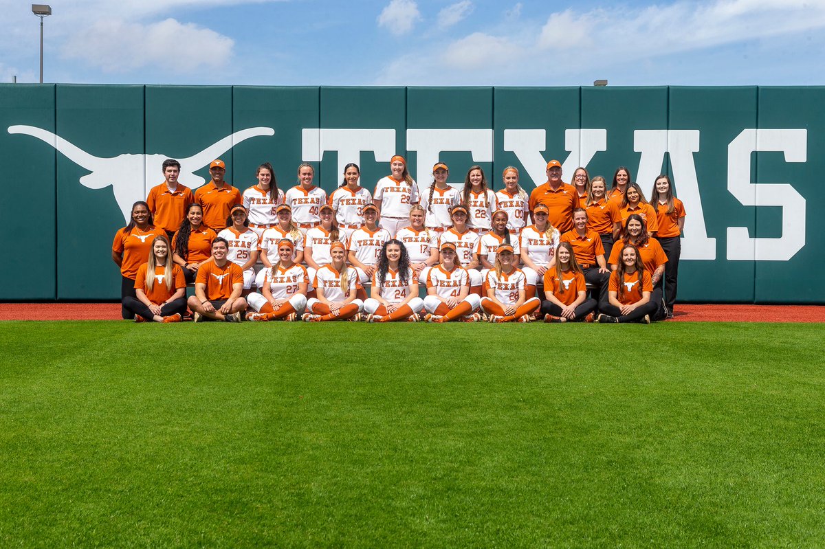 landry_mikulec's tweet photo. If anyone was wondering, i miss my job and these girls more than anything in the world!!! 
#OneTeamOneTexas 🧡 https://t.co/Jr3ISi324E