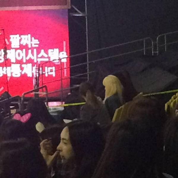 ikon x lisa- lisa attending ikon's concert, bobby hugging her, chanwoo poking her back, lisa talking with jinhwan
