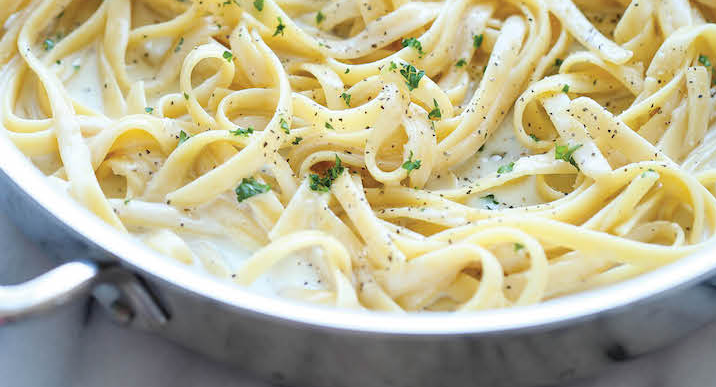 tahs84's tweet photo. 🍜#QuarantineKitchen: Garlic and Parmesan—a match made in heaven! And with the help of a single pan, you can make the easiest, most epic pasta ever https://t.co/m31p0ZlOz1 #TuesdaySupper via @damn_delicious https://t.co/edpWAm200h