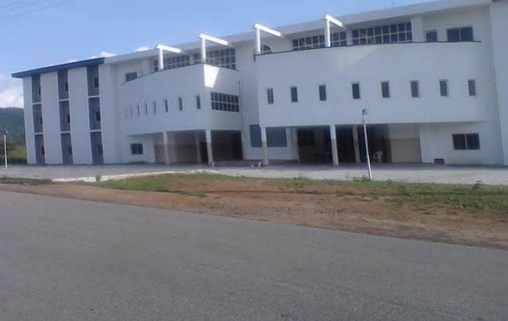 Vick_abraham's tweet photo. #UNIABUJAVSUNIJOS uniabuja library looking like one segment of unijos library https://t.co/4zUACd6Qft