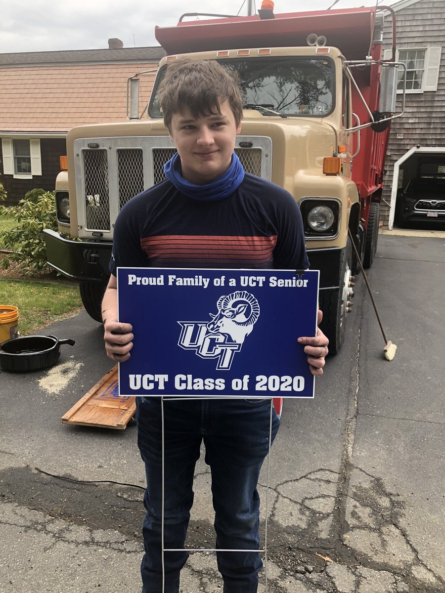 chellychelle's tweet photo. UCT Class of 2020 🎓 - Day 1 Operation Graduation Sign Delivery = success! 🎓 https://t.co/7nE3xPaivn