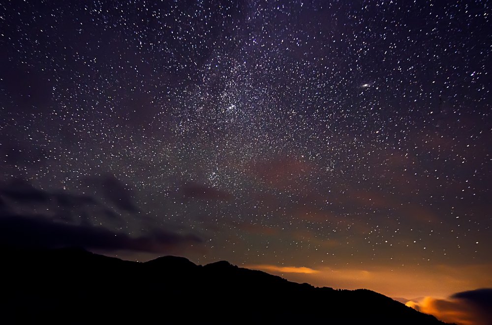 The #Starlink satellites (over 40 of them!) will move from west to east over the next 20 minutes - If you can safely view them then the skies are largely clear🛰️

For those in the north of the UK, it may not be dark enough, however, there will be a second pass at 22:34 🛰️