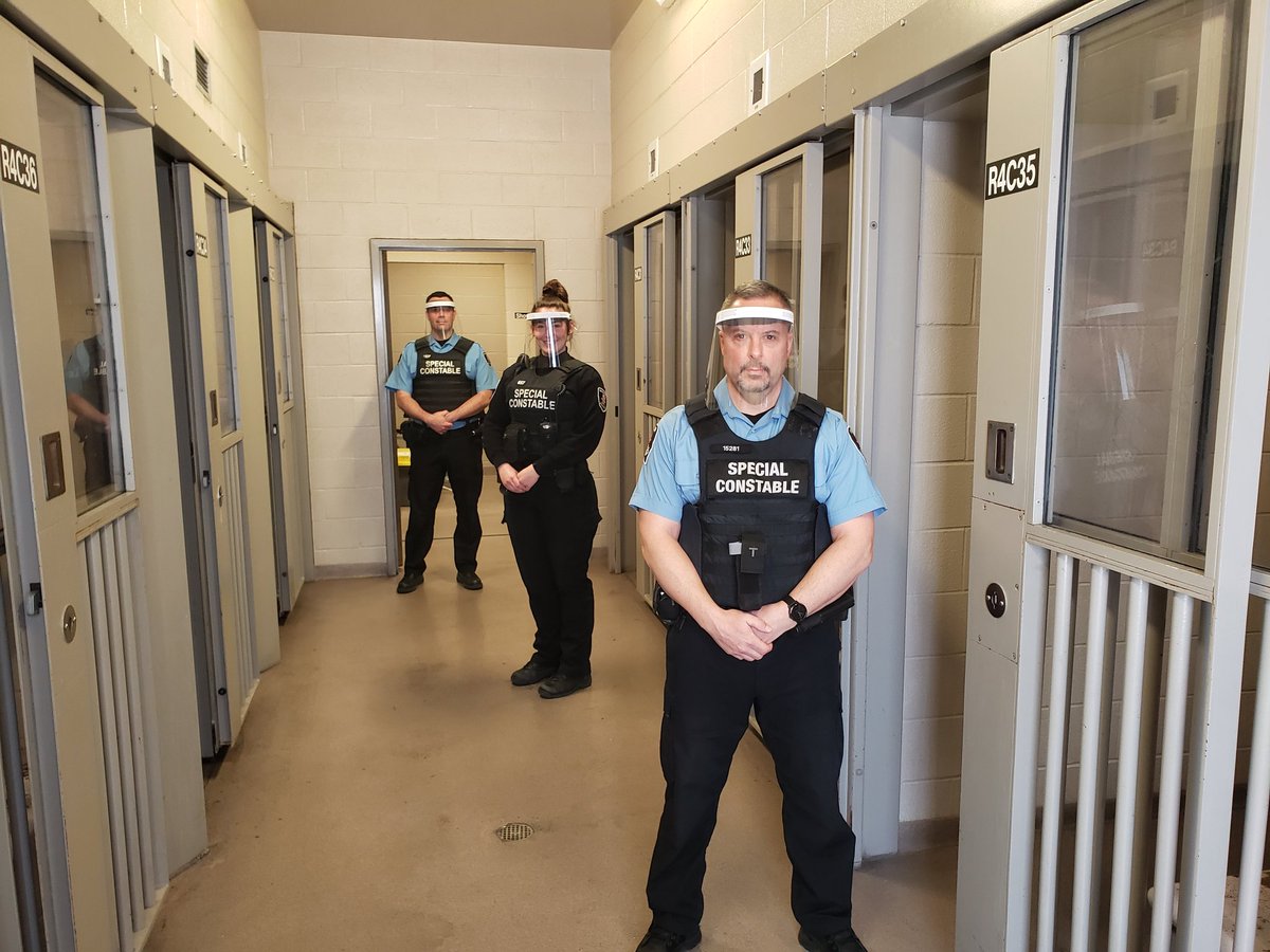 WindsorPolice's tweet photo. Thank you to local company @tsunamiglass / Soffi Lighting for their generous donation of face shields to help keep our frontline workers safe during the #COVID19 pandemic. This is 1 of many tools officers are using to protect themselves.
#YQGenerosity
#HelpUsHelpYou https://t.co/kul5TkMZzT