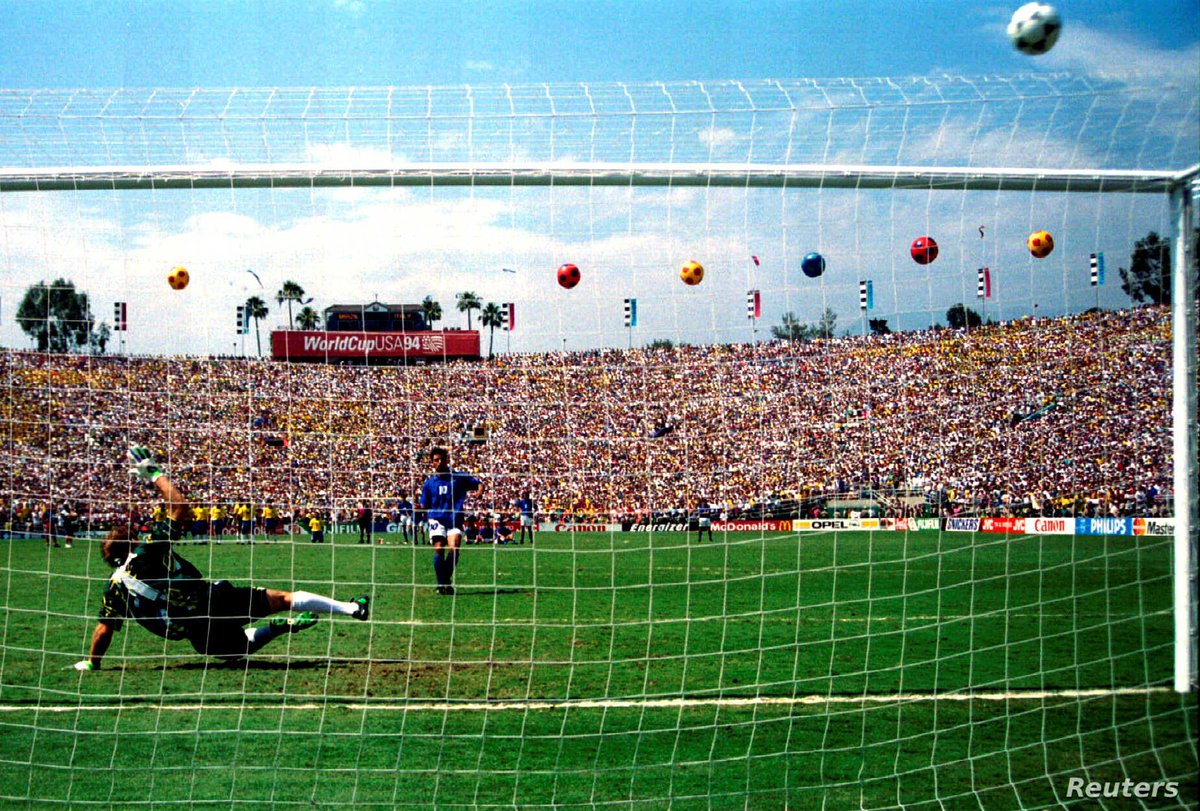 Sur la séance des tirs au but, Barthez n'a rien pu faire.Perso, j'ai pensé à Maldini et Baggio direct après le tir de Grosso. La Nazionale a tellement été malheureuse dans l'exercice en Coupe du monde que c'est beau que la mauvaise série prenne fin sur une finale.