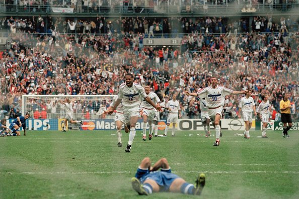 Sur la séance des tirs au but, Barthez n'a rien pu faire.Perso, j'ai pensé à Maldini et Baggio direct après le tir de Grosso. La Nazionale a tellement été malheureuse dans l'exercice en Coupe du monde que c'est beau que la mauvaise série prenne fin sur une finale.