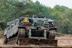 markbrouwer2010's tweet photo. Zowel een Buffel als een Kodiak van de @landmacht worden ingezet bij deze grote brand. #genie #bergers #Roermond #Limburg #NATOPS https://t.co/qQ5M3QfBpE
