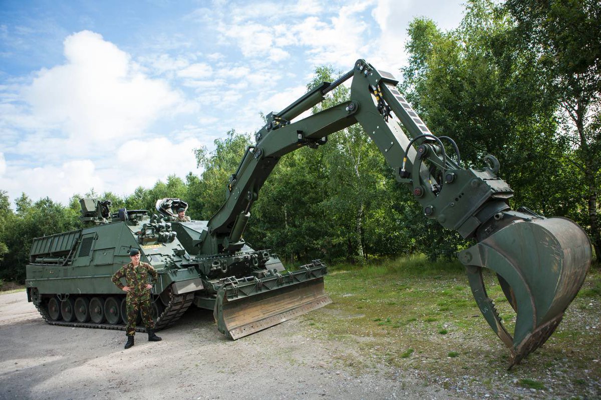 markbrouwer2010's tweet photo. Zowel een Buffel als een Kodiak van de @landmacht worden ingezet bij deze grote brand. #genie #bergers #Roermond #Limburg #NATOPS https://t.co/qQ5M3QfBpE