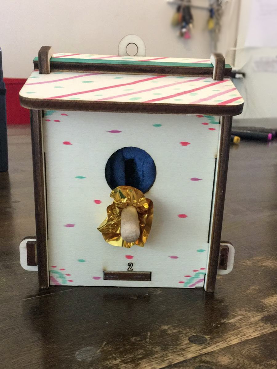 Continium's tweet image. 🐦🏆 De eerste foto's van gepimpte scienceboxen komen binnen! Zoals dit vogelhuisje van Noor uit Utrecht. Compleet met behang, voor de stijlvolle pimpelmees! #Museumkids #Museum