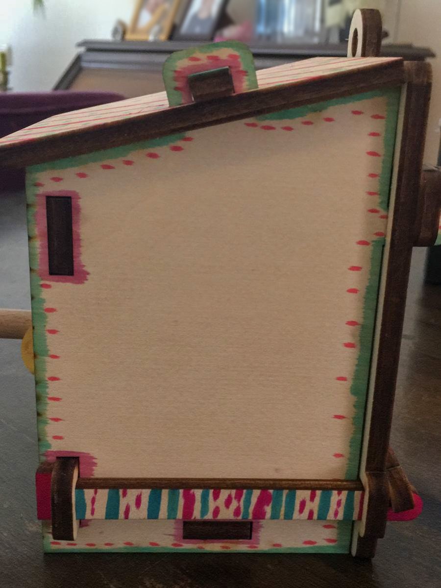 Continium's tweet image. 🐦🏆 De eerste foto's van gepimpte scienceboxen komen binnen! Zoals dit vogelhuisje van Noor uit Utrecht. Compleet met behang, voor de stijlvolle pimpelmees! #Museumkids #Museum