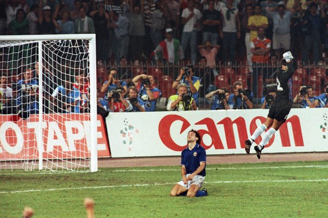 Sur la séance des tirs au but, Barthez n'a rien pu faire.Perso, j'ai pensé à Maldini et Baggio direct après le tir de Grosso. La Nazionale a tellement été malheureuse dans l'exercice en Coupe du monde que c'est beau que la mauvaise série prenne fin sur une finale.