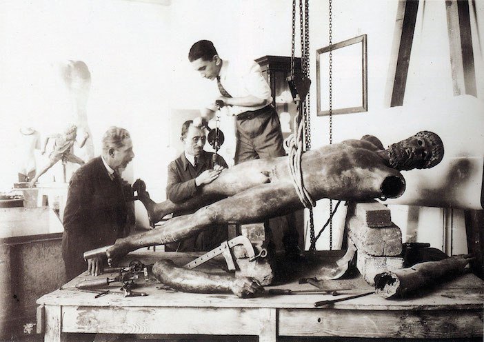 To finish this thread, a wonderful historical photo of the Artemision Zeus/Poseidon being dismantled by Greek museum curators for safekeeping before the Nazi arrival in Athens on April 27, 1941. Curators apparently took the arms out to make the sculpture fit in a wooden crate.