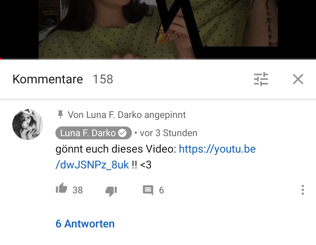 In den Kommentaren unter dem Video bekommt sie viel Kritik aber auch viel Zustimmung. Zunächst verlinkt sie abermals auf ein Interview des rechten Verschwörungsideologen und Antisemiten Ken Jebsen.