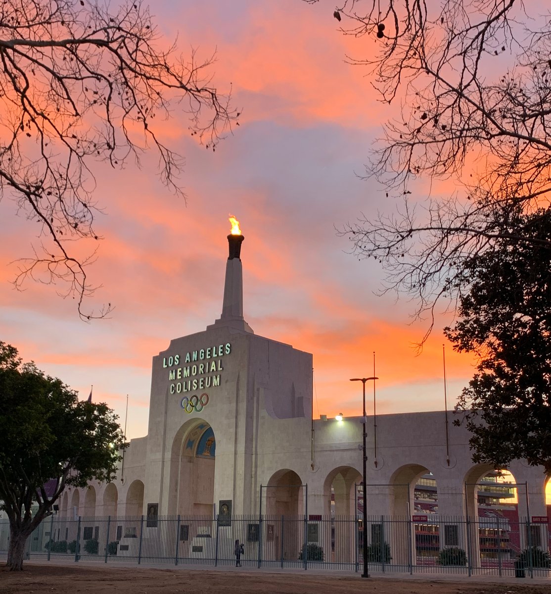 lacoliseum's tweet photo. Relax, unwind with tunes to get you through this time. 🎧 Listen to our first #spotifyplaylist "Sunset Over The Coliseum" here: https://t.co/Qt2JjY1Ukg #tuneintuesday https://t.co/IGphP2dZNk