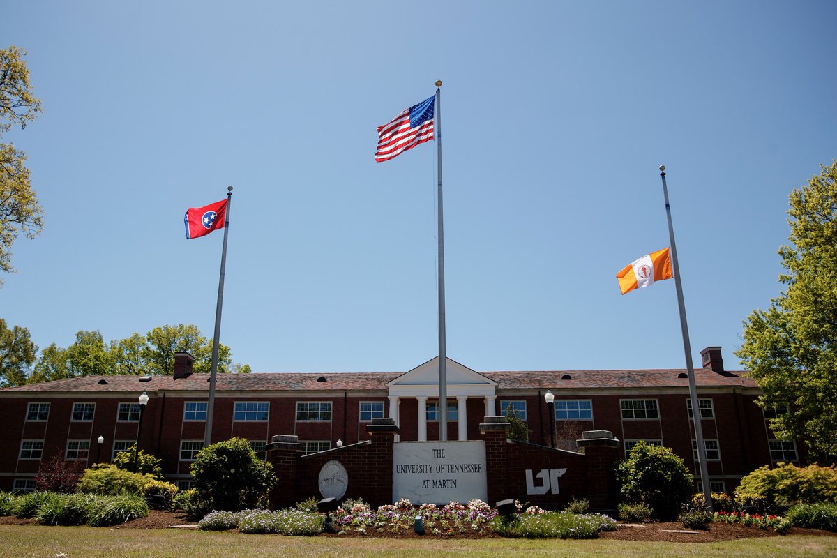 KC4UTIA's tweet photo. Flying #UT flag at half-mast today in memory of Kirk Maddox, a senior Heath and Human Performance major from Huntingdon, Tennessee. Kirk passed away suddenly last night.  

Please keep the Maddox family in your thoughts and prayers during this difficult time. #Skyhawks https://t.co/3HEGPJD2yy