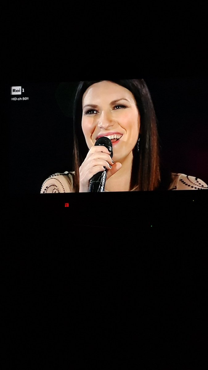 carmenaversa's tweet photo. Tu, la tua musica, da sempre la soluzione a tutto ❤ @LauraPausini  #StaseraLaura https://t.co/XvK5hxGOOd