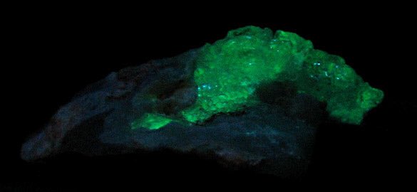  @minimijpg Hyalite(water opal), is a form of opal with a glassy and clear appearance which may exhibit an internal play of colors if natural inclusions are present. -picture of a sample and fluorescent hyalite which glows under UV light-