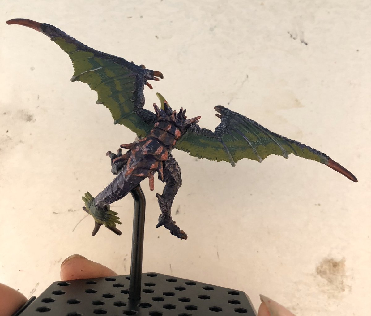 神楽レナ スタンダードモデルのイャンガルルガのフィギュアに改造とリペイントを施して 隻眼イャンガルルガが完成しました 通常種との違いが目 耳 翼膜 尻尾先端の色程度なので 3時間位で仕上がりました 以前作った台座改造のミニジオラマでの撮影と 神楽レナ スタンダードモデルのイャンガルルガのフィギュアに改造とリペイントを施して 隻眼イャンガルルガが完成しました 通常種との違いが目 耳 翼膜 尻尾先端の色程度なので 3時間位で仕上がりました 以前作った台座改造のミニジオラマでの撮影と