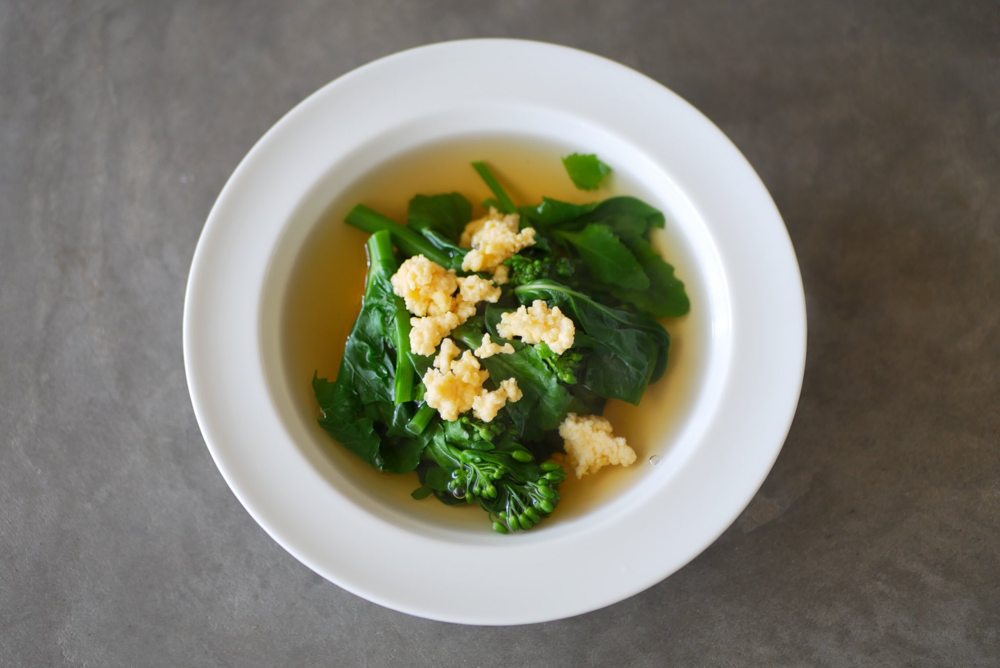 有賀 薫 菜の花と炒り卵のお吸い物 菜の花にひとつだけ黄色い花が咲いていたのにひらめいて 炒り卵 は塩をちょっとだけ入れて テフロンの小さな鍋でぽろぽろに炒っておきます 洋風のお皿に盛り付けたら 春らしさ満点の一皿になりました スープ365 有賀 薫 菜の花と炒り卵のお吸い物 菜の花にひとつだけ黄色い花が咲いていたのにひらめいて 炒り卵 は塩をちょっとだけ入れて テフロンの小さな鍋でぽろぽろに炒っておきます 洋風のお皿に盛り付けたら 春らしさ満点の一皿になりました スープ365