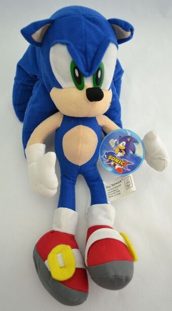 SonicBootleg's tweet photo. SURPRISINGLY OFFICIAL
These are Toy Network Sonic plushes which were released only for arcades and carnivals. While the "normal" plushes do look pretty bad, there are also variant plushes that somehow look even stranger and more unofficial. https://t.co/myRfQJHZRc