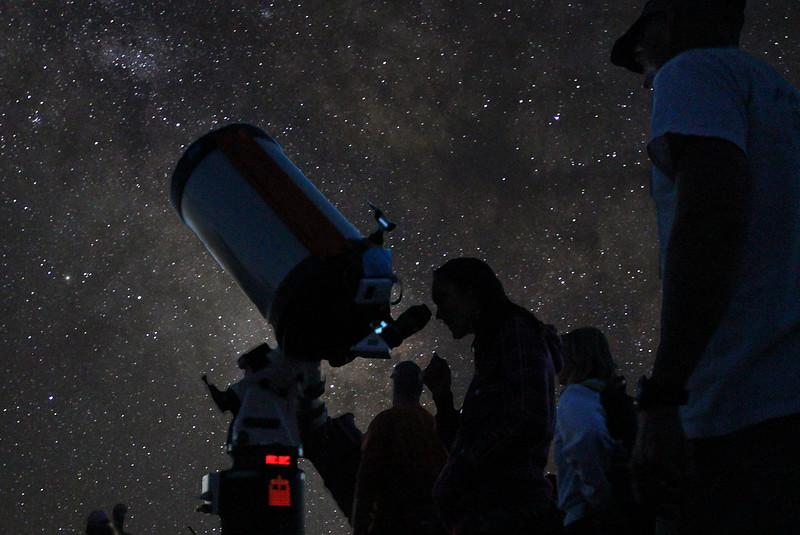 Want to get the family and kids into a few space activities? This week seems to be a great week for it! There's lots on that you can do from the comfort of your own home, including several community science activities. A short thread of ideas ...1/7