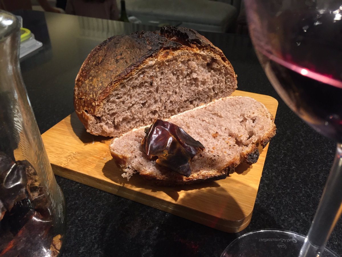 ManuelSacasa's tweet photo. Hoy prototipé un pan de vino tinto con cacho de cabra y masa madre integral. Se me quemó pero el ahumado del cacho de cabra está increíble...les dejo la receta, work in progress siempre! 🍷🥖☕️🧀 https://t.co/cE6BcwHG1M