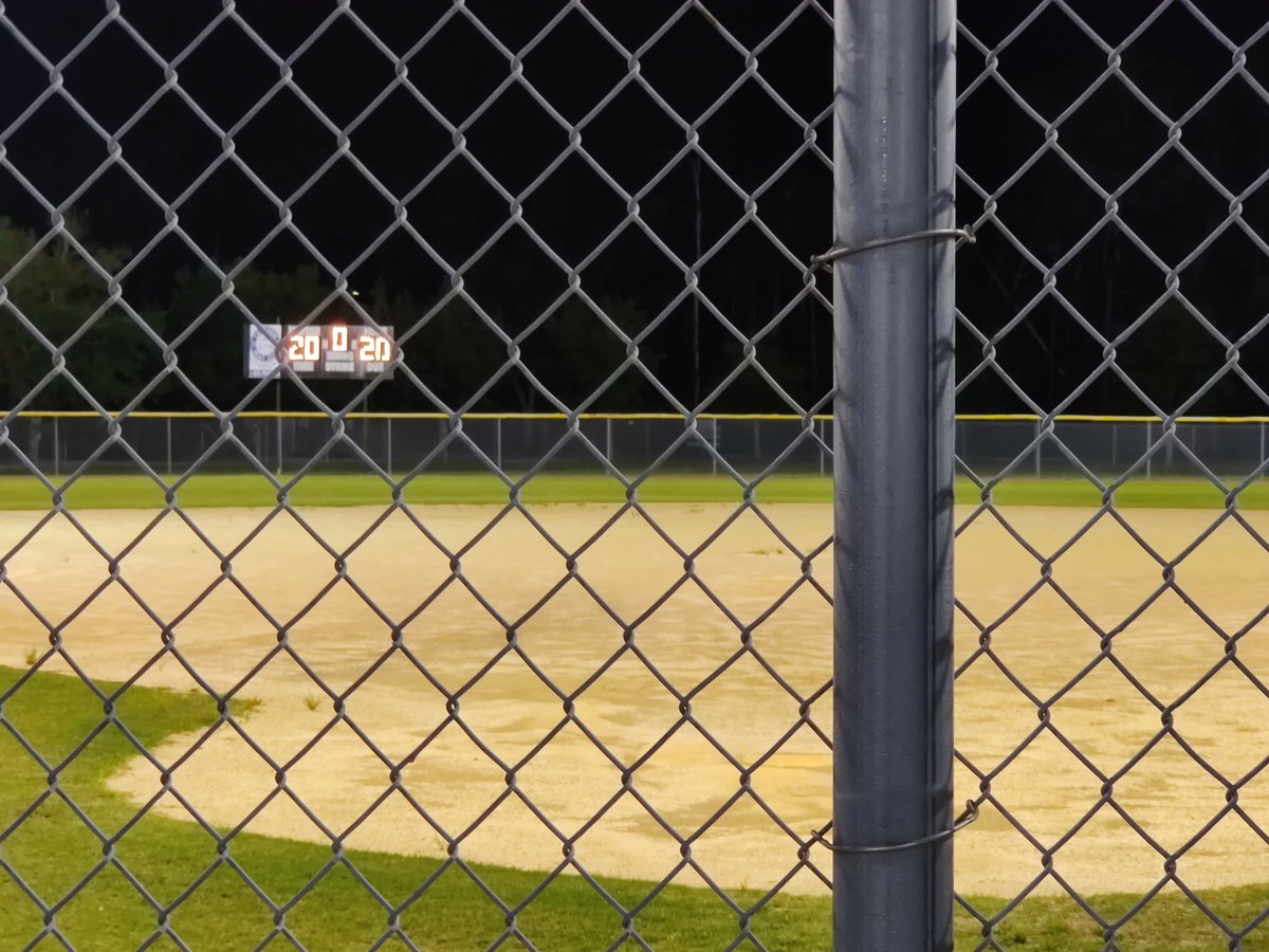 CHS_BearsAD's tweet photo. #BeTheLight
Tonight Central High School participated in #bethelight.
This is a national movement to honor the class of 2020 athletes who had their senior seasons cut short. The lights were turned on our empty fields tonight at 20:20 for 20 mins. ❤️🐻⚾🥎🏃♀️🎾 https://t.co/sCQJQX7Em3