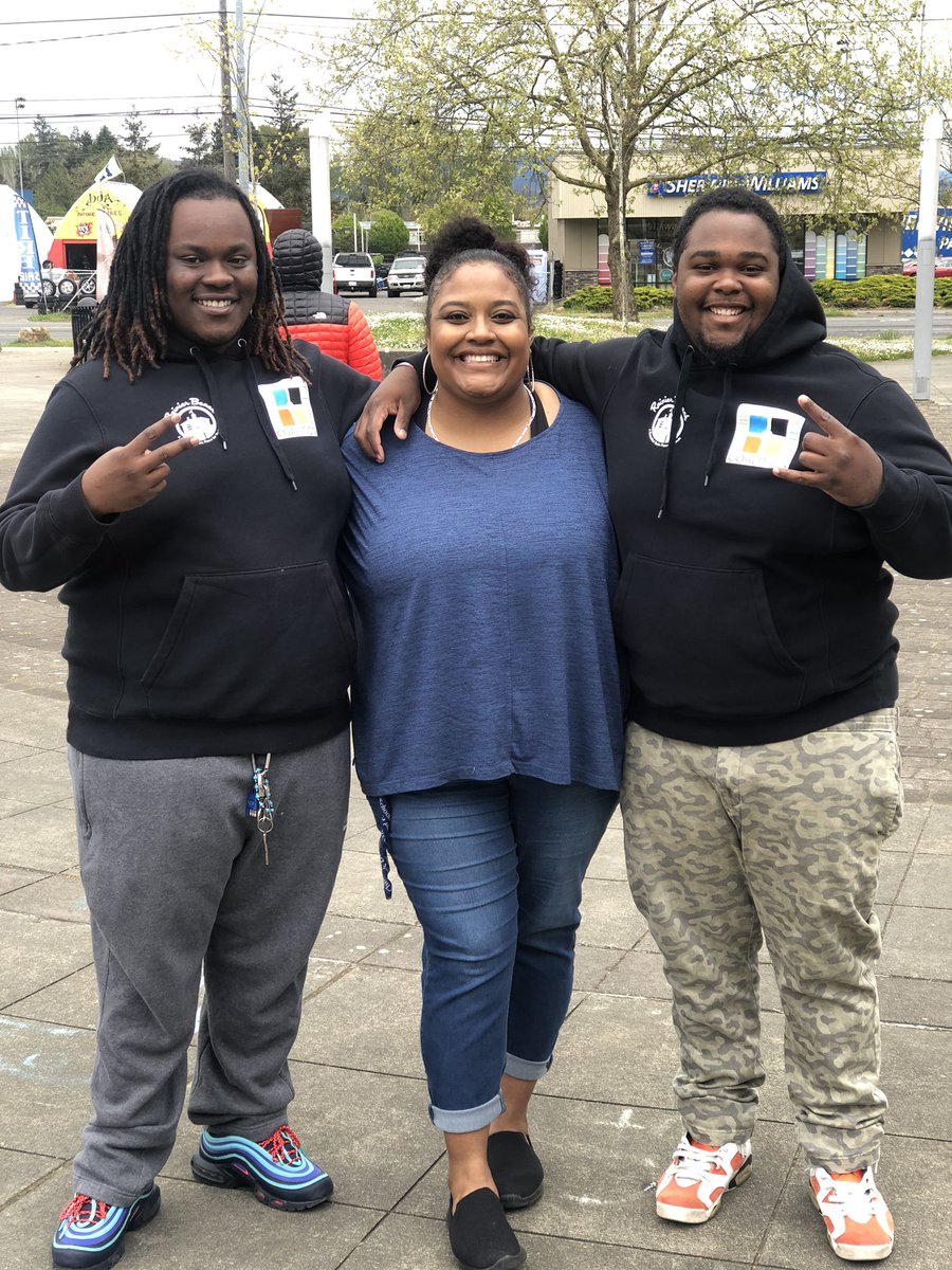FN_TyraGriffith's tweet photo. When Clean Crew shows up, all smiles! #rainierbeach #feedthebeach #wabloc #rbac #seattle https://t.co/Qcs0Ct6vjl
